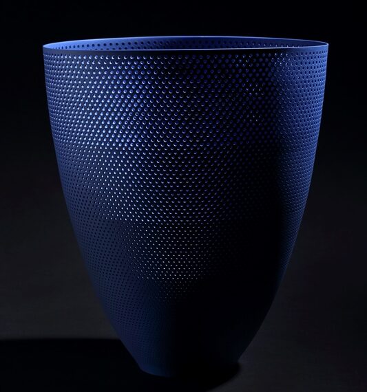 ESH-Gallery_Akio-Niisato_Luminescent-Vessel-blue-porcelain